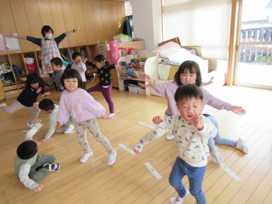 みんな大好き「おでんぐつぐつ体操」。たくさんのおでんの具が出てきて面白い体の動きが魅力です。歌詞を口ずさみながら楽しく踊っています。「ラーメン体操」も大好きで毎日この2曲を踊るのがルーティーンになっています。寒い冬は温かい食べ物と楽しく体を動かすのが1番ですね。