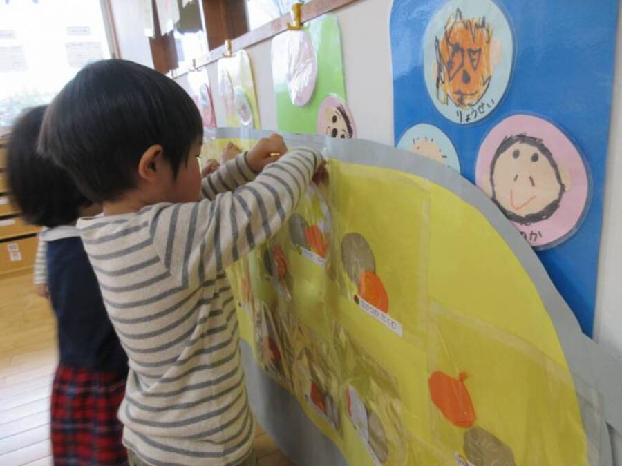 「おでんぐつぐつ体操」をきっかけにみんなでおでん作り。できた具材を1つずつ自分のポケットにいれていきました。どんどん増えていくのが嬉しくて「つぎなにつくる?」と毎日楽しみにして作りました。玄関に飾りますので楽しみにしていてください。