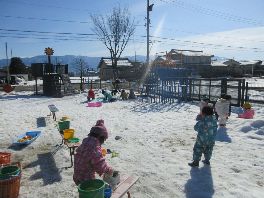 ”雪って、楽しぃ~‼”そり滑り、雪投げ、アイスクリーム作りに電車のトンネル掘り…。いろいろな雪遊びを楽しみました。「一緒にすべろう!」「この電車、貸してあげる」お友だちと一緒に楽しさを味わうこともできて、大満足でした。