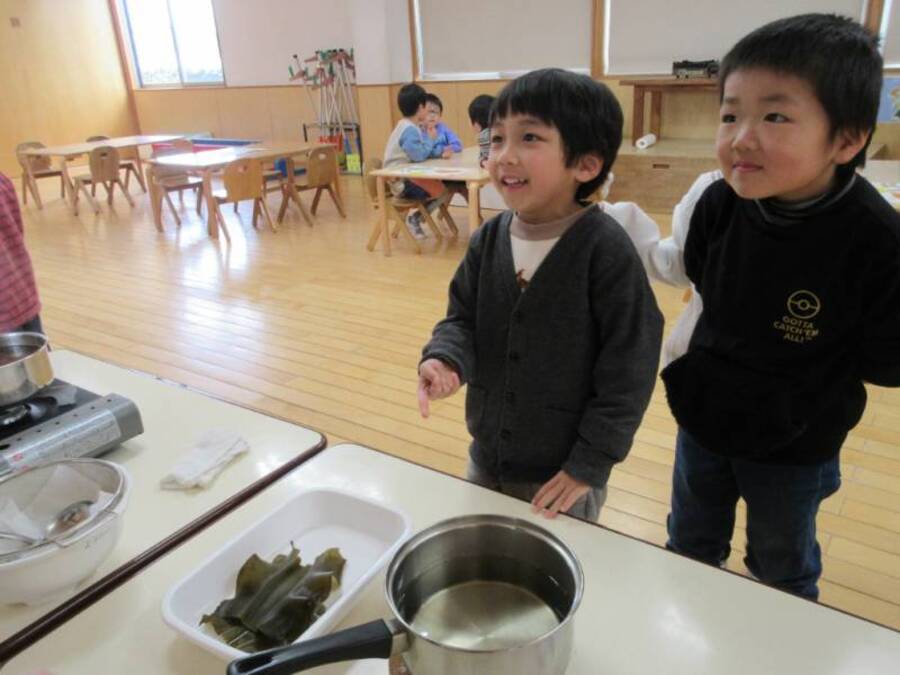 赤黄緑の食品群をマスターしたみんなにもう一つ白の仲間を紹介。中でも今日は出汁をお勉強。朝から昆布や煮干し、ほししいたけを水に浸しておきました。お昼にかつおぶしも火にかけて4つの出汁を取って実食!どの味がお好みですか?
