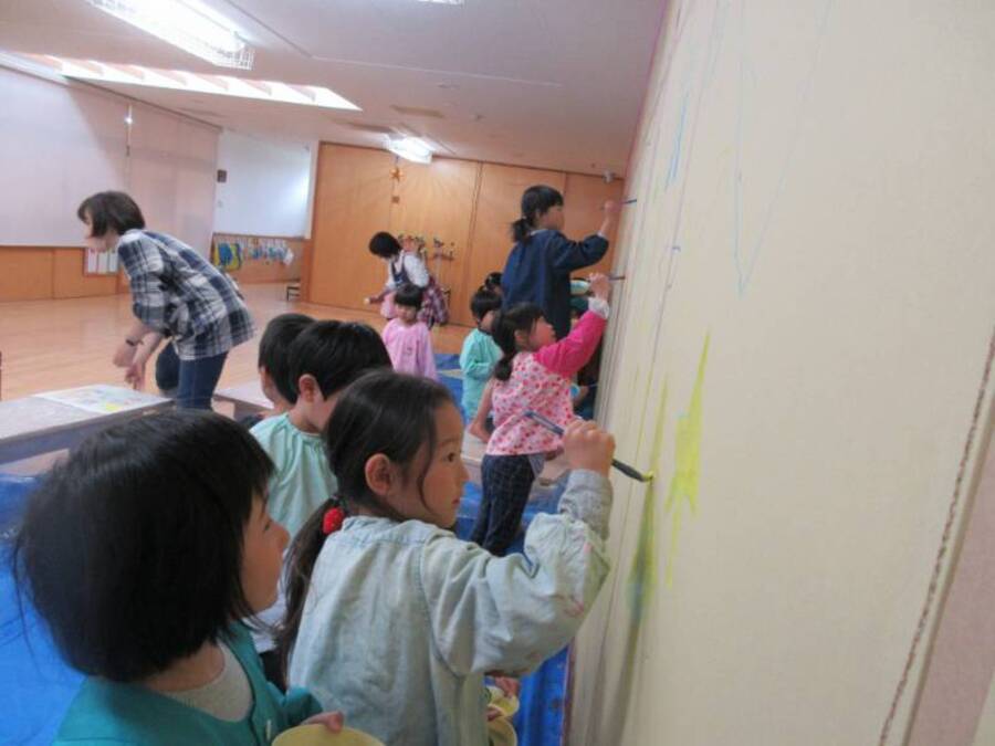 増築中のホールの大きな壁にみんなでお絵描き。どんなお家にしようかグループのお友だちと設計図を書いてからいざ壁に!普段描くことのできない大きなキャンバスにのびのびと絵を描く良い経験ができました。工事が終了したらこの絵がなくなるのは少し寂しいです。
