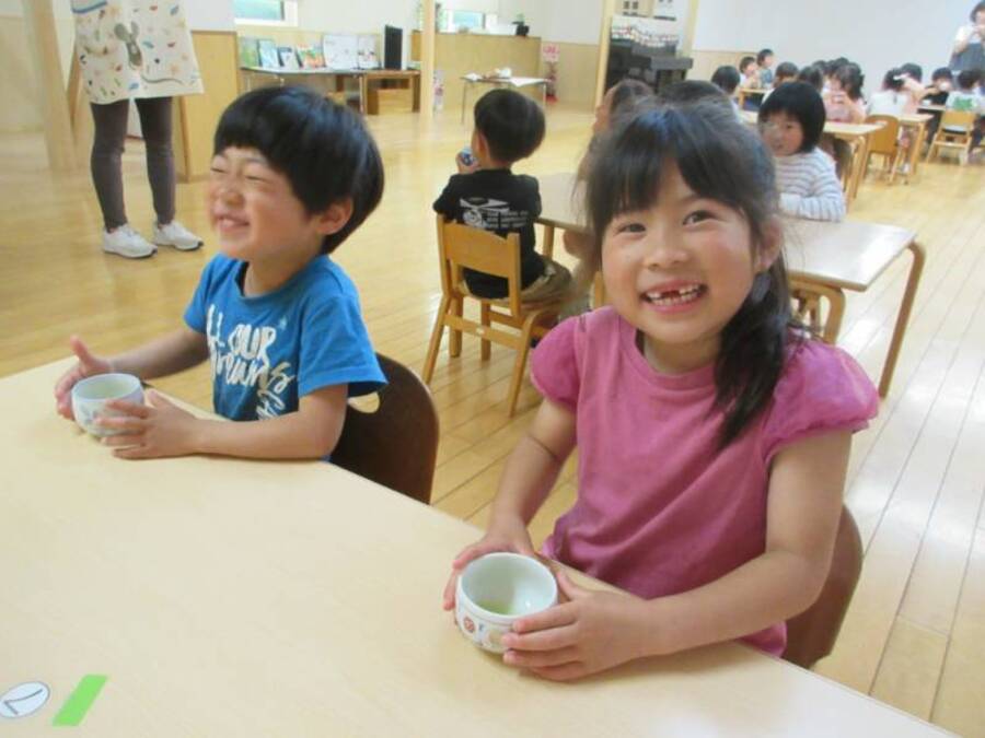 5月は新茶が出回る時期。みんなでいろいろなお茶の葉の香りを味わい、緑茶と棒茶の飲み比べをしました。「とうもろこしのにおいする~」「いいにおい!」「にがい!」感じたことを自分の言葉で表現していました。体に良いお茶をこれからも味わっていきたいですね。