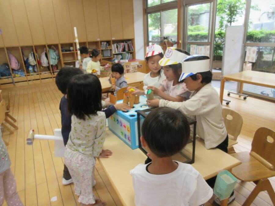 突然始まったアイスクリーム屋さん。「なんでこんないっぱいなんよ~」とたくさんお客さんがきてくれたことが嬉しかったようで日に日に新商品が開発されています。これからもどんどんお店が多いくなっていきそうな予感です♪
