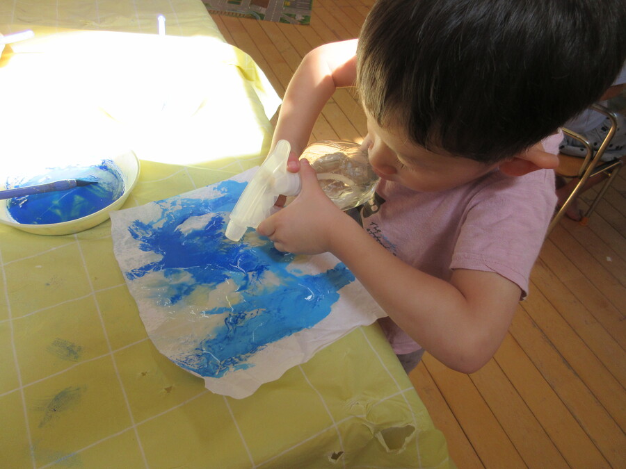 みんなで朝顔制作をしました!色を塗って霧吹きをかけるとにじんでキレイな模様ができました☆子ども達も色が混ざる様子を見て、「むらさきいろになった!」や「何色になるかな!?」と面白い発見があったようです♪