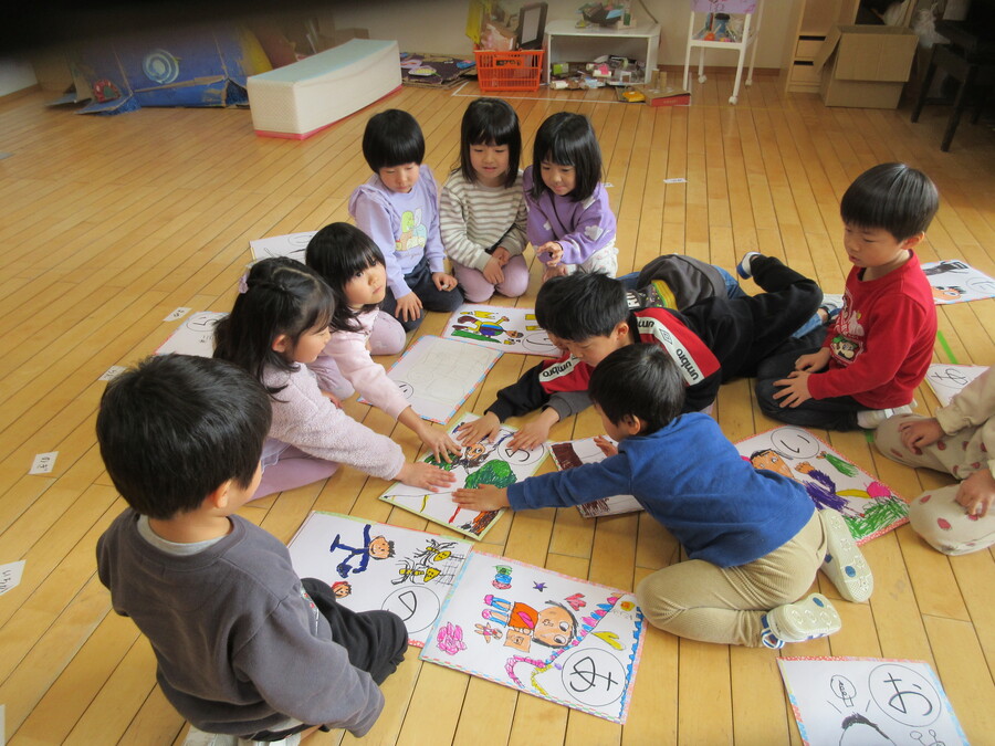 ゆり組の友だちの良いところを発表し合い、「おともだちかるた」を作りました!自分の番が来ると恥ずかしくて照れ隠しする友だちの姿もあり、嬉しいことを言われると嬉しい気持ちになることを実感していましたよ^^友だちの描いたカルタをとれるととっても嬉しそうでしたよ♬