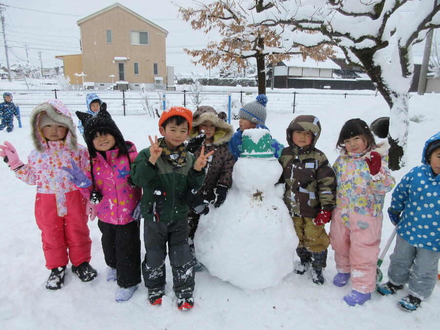 園庭に雪がたくさん降った日、「外行きたーい!」「雪だるま作ろうかな」「ソリがいいー!」と部屋の中で大盛り上がり!たくさんの雪でみんなと同じくらいの雪だるまが完成し、とっても満足!雪遊びができることを待ち遠しく思っていたもんね♬