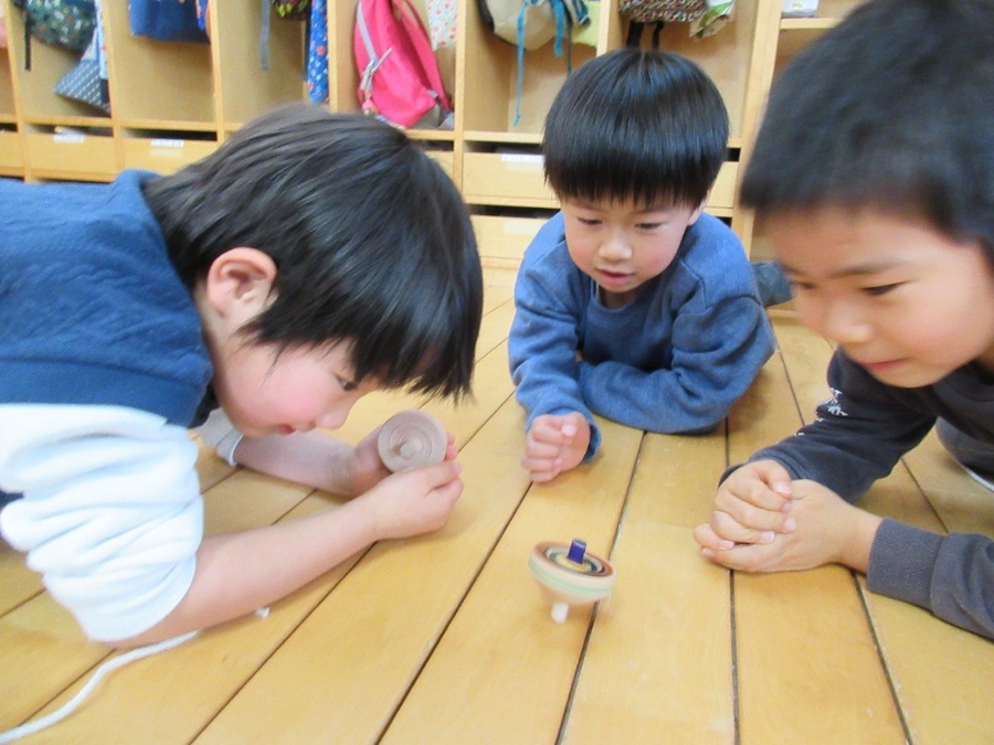 こま回しのブーム到来です。回せたはずなのに、急にスランプに陥ることもあるのですが、それでも諦めず、何度も何度もチャレンジする姿がとっても素敵です。「やればやるほど上手になる」ことを身をもって経験したみんなだからでしょう。上達するとお友だちと誰が長く回せるか勝負したり、下敷きのせ、手のひらのせなど技のアレンジに挑戦中です。