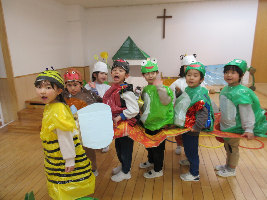 大道具もできたところで、劇の練習も始まりました。小さいお友だちや先生達、家族の皆さん、たくさんの人に見て欲しい子ども達です。自分のお気に入りの役だけにみんなセリフを話すのもはりきっていて「この言葉の時はどんなふうに手を動かしたらいいかな?」と動作も加えながら、面白さがお客さんに伝わるようにみんなで考えています。みんなで気持ちを合わせて、充実感を味わえる劇遊びになることを願っています。