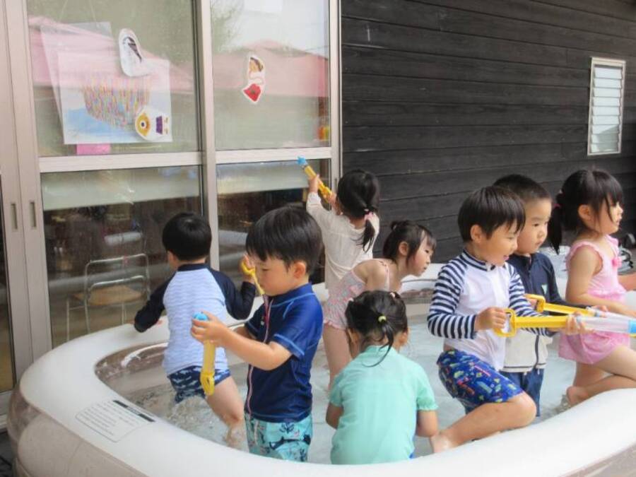 7月から水遊びがスタート♪晴れの天気を楽しみにしていた子どもたち.水鉄砲を何度か使っていくうちに的に当てることが名人になってきました☆これから色水、泡遊び等まだまだ楽しみなことたくさん、どう広がっていくのか楽しみですね^^