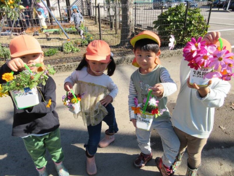 花壇の植え替えのために抜かれてしまう花壇のお花たち。まだまだきれいなお花をお水に差してお持ち帰り。お家で飾っていただけましたか?他にも見つけた秋のものを空き箱に詰め込んで秋の宝箱に。あるお友だちは「あきのものあつめたん! ぜんぶかみさまつくってくれたんや!」と神さまから 頂いたたくさんの恵みを喜んでいる姿も。 この言葉を聞いて先生はとても温かい気持ちに なりました。