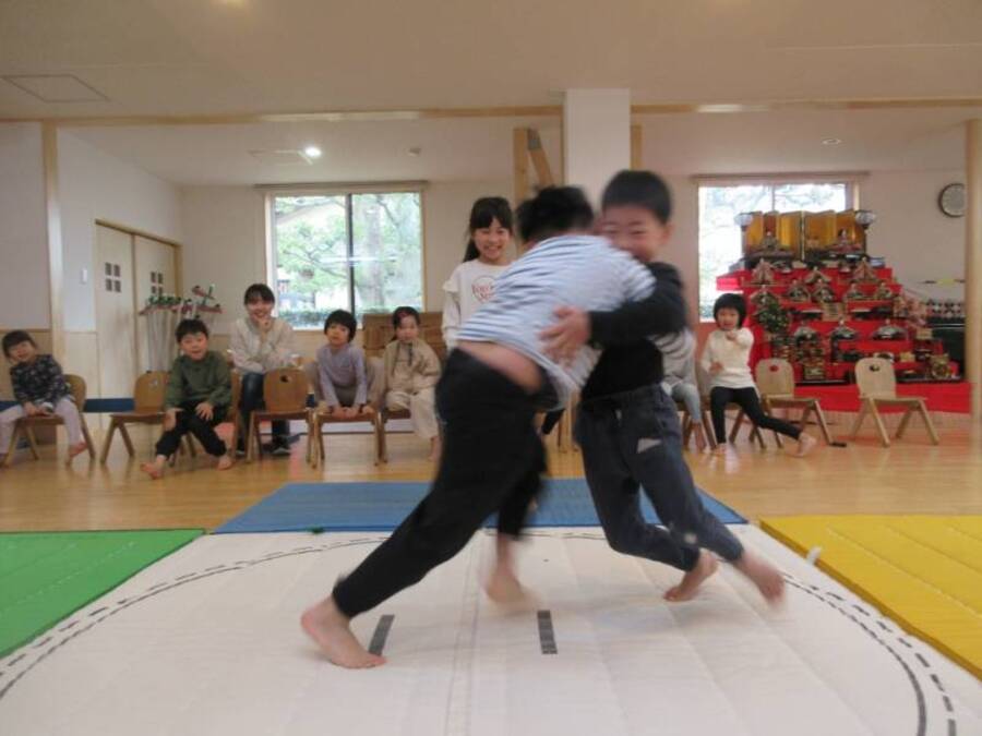 毎年恒例のお相撲大会。ゆりぐみさんと一緒に男の子と女の子に分かれてトーナメント戦を行いました。対戦相手はくじ引きで決めました。誰とやるのかドキドキわくわくしながらこの日を待っていました。当日も全力で対戦したり、お友だちを精一杯応援したり、大盛り上がりの大会になりました!