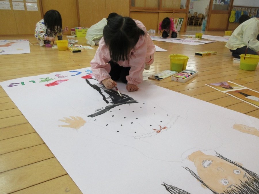 卒園に向けての準備、ばらぐみ恒例の等身大の絵を描きました。どんなポーズにしようかな悩みながら、大きな画用紙の上でハイポーズ!先生に型をとってもらい、写真を見て洋服や顔を自分で描いていきました。描いていくうちにどんどん自分の姿が完成していくのが嬉しくてどんどん手が進んでいきました。完成したものを飾るのがとても楽しみです。