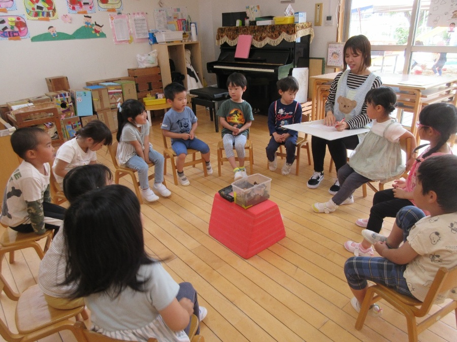 仲間が増えるたびに、みんなでカタツムリの名前を話し合って決めています。カタツムリの姿をまず見て、どんな名前が似合いそうか考えて意見を出し合っています。たくさん出た意見から多数決で決めていますよ。「えー男っぽい名前がいい!!」など意見がぶつかることもありますが、みんな愛着をもって名前を呼びながら毎日お世話をしていますよ。 わずかな違いしかなくても、「これは抹茶ちゃんだね」「つむつむここにいたのか~」と分かるお父さんとお母さんたちです♡今は6人家族で「おはなちゃん」「ブンブラック」「つむつむ」「抹茶」「土ちゃん」「タピオカ」です。赤ちゃんは生まれるかな?