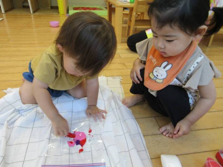 絵の具と水のりをジップロックに入れて指で押すと「ぷにゅっ」「にゅるっ」色が混じったりのびたり楽しいよ。手につかないのが不思議そうにしていました。紙に移して紫陽花の花にしてみました。お部屋に飾ってみました。参観日に見てくださいね。