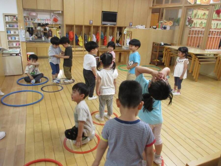簡単なルールのあるゲームでお友だちと体の距離も心の距離も縮まったらいいなぁ~♪ゲーム中に嬉しくて友だちに抱きつく姿、ツンツンと遊びたい思いを伝えている姿が見られています.思いをのせて一生懸命のアピール可愛いですよ♡