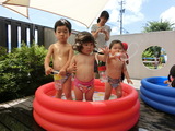 おひさまランドのお友達といっしょに　水遊び。
