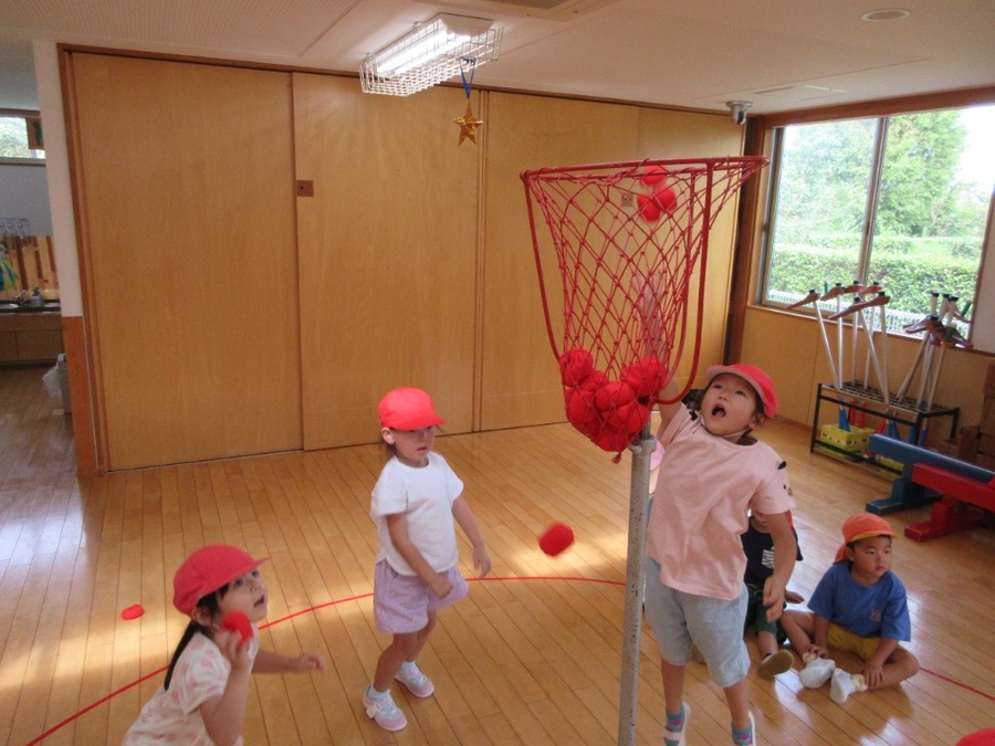 すみれ組さんと一緒にやるダンシング玉入れの練習も頑張っています!最初は入らなくてがっかりしていた子も「どうしたら入るのかな」と友達の様子を見たり先生と考えたりしながら今ではたくさん入るようになってきました!当日もどちらのチームが勝つか分かりません!お見逃しなく!