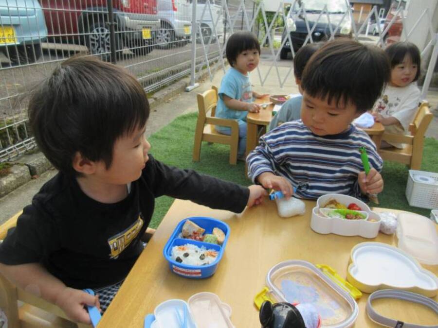 お弁当の日!お家の方に作って頂いてかばんに入っているのが気になる気になる♪ベランダに出て食べました。通っていく車を指さしたり、トンボが飛んできたり。外で食べるのは楽しいね。お弁当を食べることも上手になってきました。お友達のお弁当に興味津々で覗いて回っている子もいました。お弁当作ってくれてありがとう!