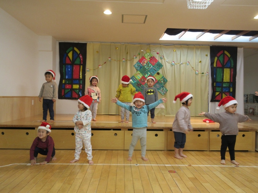 クリスマスのダンスでイエス様のお誕生をお祝い♪当日は少し緊張したお友達もいましたが、お家の方に見に来てもらえることを毎日楽しみにしてクリスマスを過ごしました♡みんなで楽しいクリスマスがお迎え出来て嬉しかったね♪
