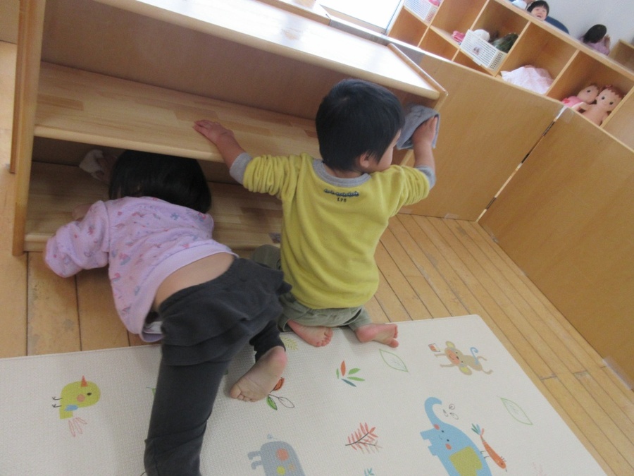 2023年最後の大仕事!たくさん遊んだお部屋にありがとうの気持ちを込めて、みんなで大掃除をしました。「ここは?」「ここも!」と自分達で掃除をする場所を見つけて隅々まできれいにして大掃除に大張り切りのたんぽぽさんです。新年を気持ちよく迎えられそうですね♪