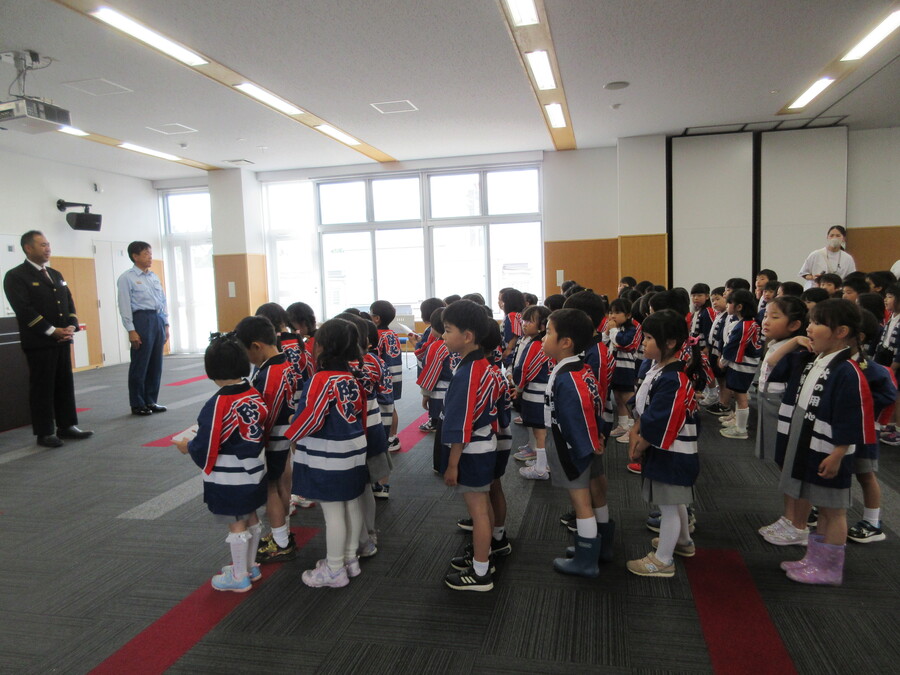 ”ぼくたち、わたしたち、火遊びしません” 幼年消防クラブ入隊式に参加しました。福光地域の5歳児さん全員が集まるので、ちょっぴり緊張気味の表情も見られましたが、「知ってる子いたよ」とこっそり教えてくれる子もいました。消防署の中の食堂や仮眠室、いろいろな消防車の中を見学し、興味津々の子ども達でした。特に、レスキューの綱渡りがかっこよくて心に残ったようです。防火について再確認する機会となりました。
