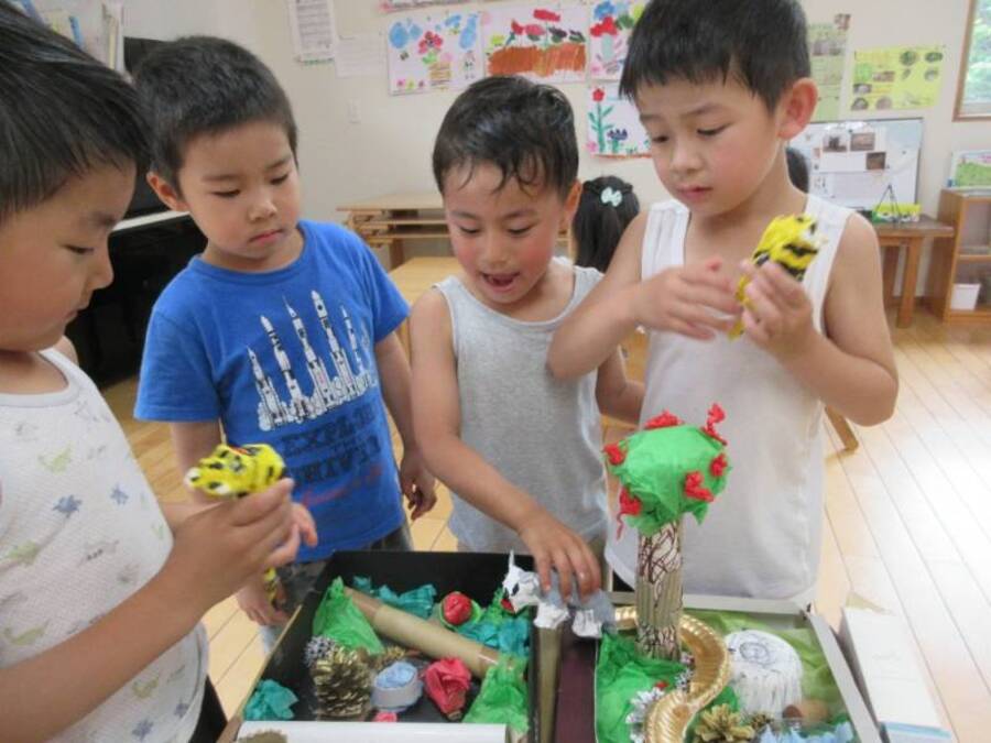 ”ばら組どうぶつ園開園しました” 遠足で見た動物の中で気に入った動物を紙粘土で作りました。色を塗って完成すると愛着もわいて、動物園を作ることになりました。同じ動物を作った友達同士で檻となる箱選びや何が必要かを相談しながら作りました。友だちと意見が分かれた時には落ち着いて話し合って解決する姿も見られました。動物の気持ちになりきって友だちと仲良くごっこ遊びをしています。