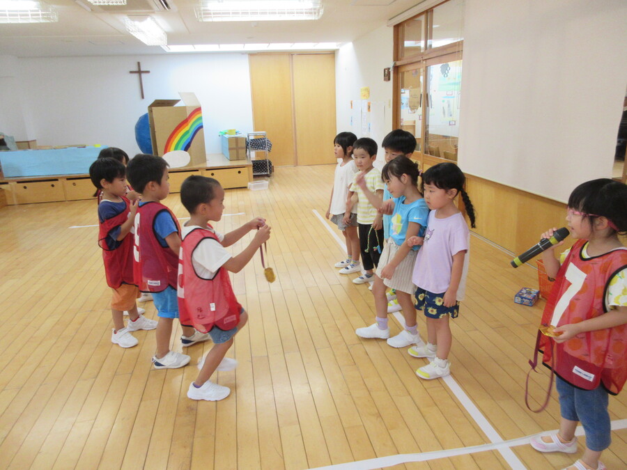 「メダルあげたら喜んでくれるんじゃない?」ばら組さんと一緒に楽しみ会を企画しました!4グループに分かれて楽しいゲームを各々考えて遊びましたよ。司会・進行にもチャレンジ!ばら組さんに教えてもらいながらみんな上手に伝えていましたよ!楽しかったね~♪