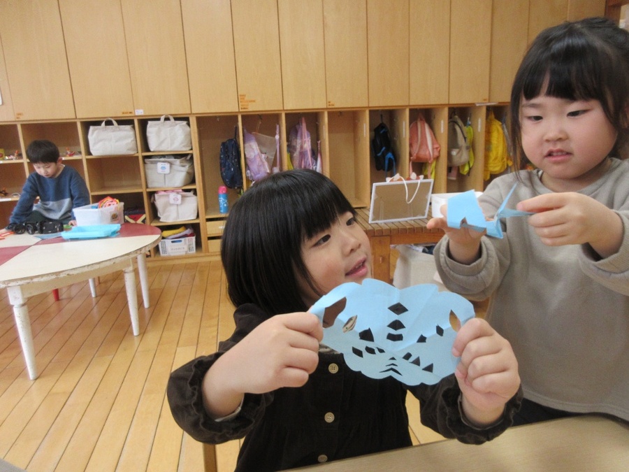 ハサミはお手の物!!雪の結晶を切り紙しました。初めて作る子がほとんどで、見本を見せると「すごーい!でもできるかな?」とドキドキしている様子もありましたが、やってみると、予想もしていなかった形ができて、すぐにその面白さに「次何色でやろっかな~」と気付けば部屋中が様々な雪の結晶と、床と机には大量の結晶の破片だらけになっていました⛄自由遊びの時も、お家でもたくさん作っています。作れば作るほど上手になっていってびっくりです!
