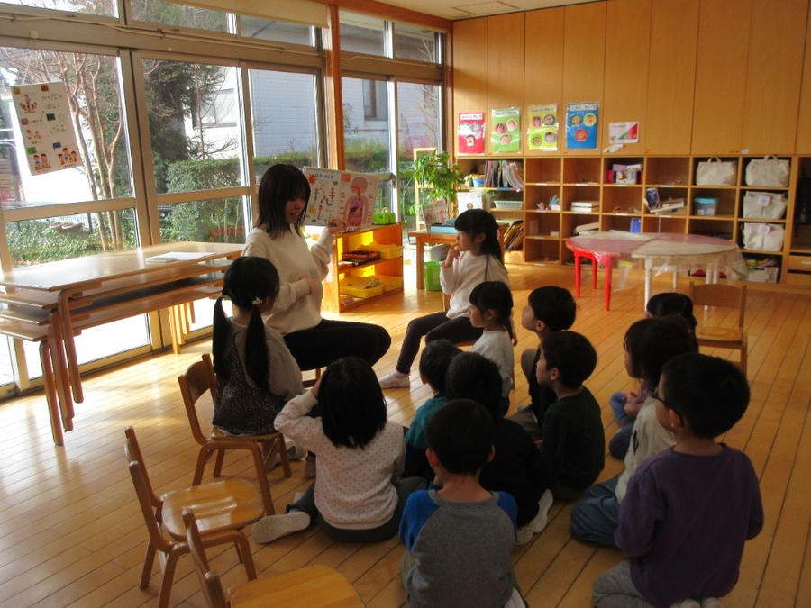 今、興味をもっているのは…からだの不思議!!冬休み明けにSくんのあるつぶやきに対して「なんでだろう」と予想して、次の日に答えが分かったことから始まり、枝分かれ方式で次々に新たな疑問が子どもたちから出てきました。子ども向けのからだ図鑑を借りてくると、自分の体で実際に脈を図ったり、肺の動きを感じたりしながら夢中で見ていますよ。「じゃあ虫は?」「サメはどうなっとるんかね?」と疑問が止まりません!!! 先日は実際に朱肉で指紋を取ってみました。「すごい!ほんとにみんな違う!!」とびっくり!!みんなの大切な体って不思議だね~♪