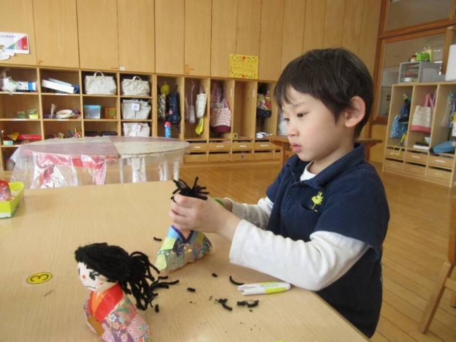 今年は、粘土をたっぷり使ってお雛様を作りました!新聞紙で三角形の土台を作り、粘土を張り付けていきました。最初は手こずっていたのですが、2つ目をした時には、指で伸ばす手つきも手馴れてきて、陶芸家なの?と思う子もいました(笑)顔を描いて、髪の毛を切ってあげて、毎日少しずつ出来上がっていくお雛様にどんどん愛着が湧いてきて、「かわいい」と見つめたり、頭をなでたりしていた子どもたちです♡女の子も男の子も健やかに大きくなりますように…♡