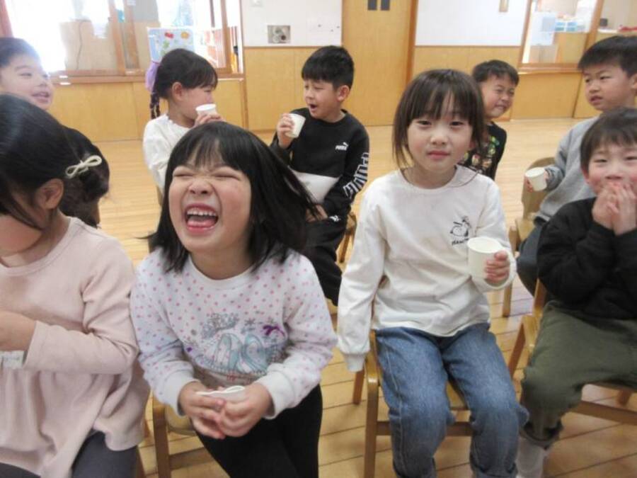 食育の一環として、だしの飲み比べをしました。まずは、昆布だし!昆布本体の匂いを嗅いだ時は「1番いいにお~い」と何度も嗅いでいたのに、だしを飲むと、「ぎゃー!まずーい」と顔が歪んで大変なことになっていました(笑)次のにぼし&かつおだしは、昆布よりも味がしっかり分かって「おいしい!」と人気でしたよ。最後は、合わせ出汁でみそ汁にして飲んでみました。みそ汁が好きな子も苦手な子も、何度もおかわりしていました。出汁だけで飲んだことがない子がほとんどだったと思いますが、食材ごとの“うまみ”を感じられたいい機会でした。