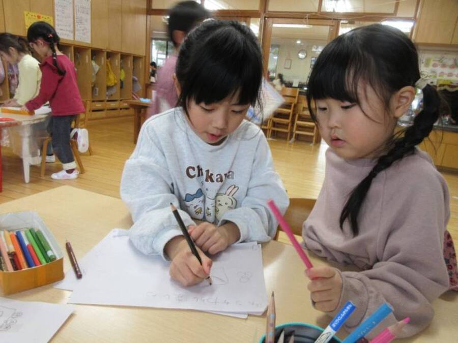 ばら組の男の子に刺激をもらって、紙芝居づくりが始まりました。絵を描くのも好き!文字も書けるようになった!ゆり組さんに興味が合っていたようです♪幼稚園で一人や友達と共作で描く子、家で描いて持ってくる子など活動方法は様々!どんどん集まってきたので、壁にクリアファイルを貼って誰でも手に取れるようにすると、自然と図書館ごっこに発展していきました。お客さんが来ると嬉しくて「新作作らないと!!」「つくしさんどんな紙芝居なら分かるかな⁉」と一層製作に励んでいますよ★
