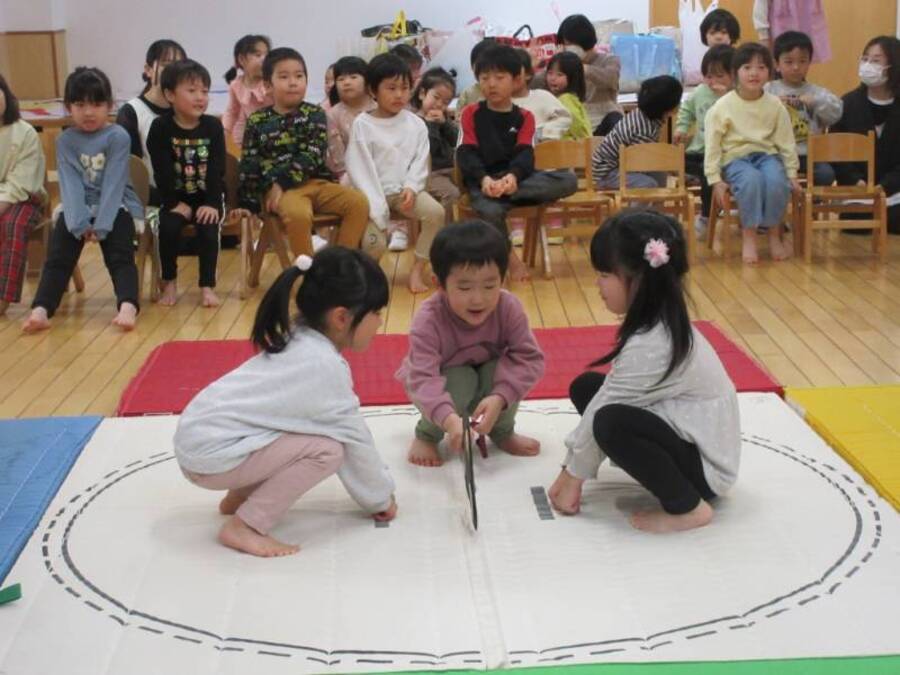 ゆりばら相撲大会の企画進行に挑戦しました!相撲が好きなNくんが力士のパンフレットを持ってきてくれて、参考にしながら自分の好きなしこ名を考えましたよ。進行に必要な役割や必要な物を話し合い、役割分担しながら準備をしてきました。準備をしているうちに取組の練習にも力が入っていった子どもたちです。大会当日は、トーナメントで取組をしながら、係の仕事もして大忙しのゆり組さんでしたが、12月にクリスマス会を行った時よりも、一人一人が自分の係の役割を理解して堂々と頑張る姿、そして、楽しんで進行していく姿がみられ成長を感じました!!