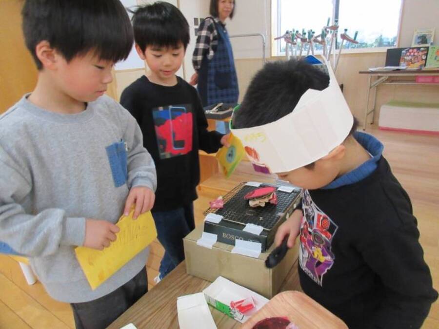すみれ組さんと一緒に準備していたお店屋さんに他のクラスのみんなを招待!!ホールでは、「いらっしゃいませ~」「おいしいお肉いかがですか~」と各お店から元気な声が飛び交っていました。店員さんになりきってお客さんの接客をする子どもたち。小さいクラスのお友達がお客さんの時には、“200円です”ではなく、“2枚ください”など、分かりやすいように工夫する姿や、優しく関わる姿が見られました!お客さんが絶えず大盛況でした★