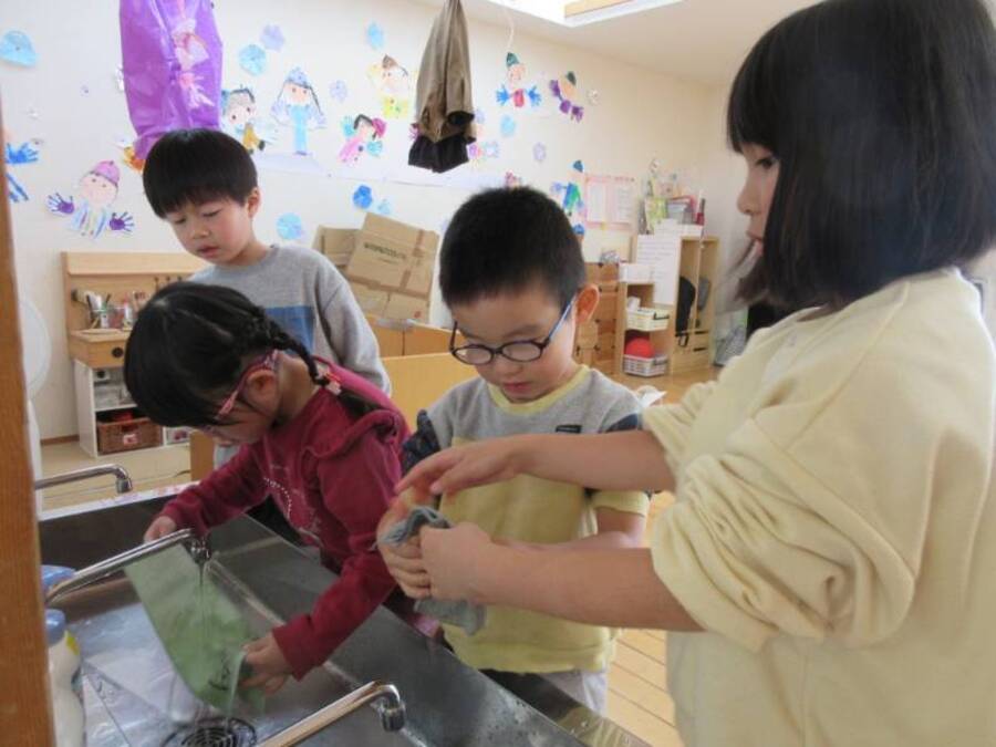 食育調べや雑巾しぼり、雑巾集めなど、少しずつばら組さんのお仕事の引継ぎを始めています。ばら組さんに教えてもらいながら、一緒に頑張っていますよ!ゆり組さんはやる気満々で、自分の当番はまだかまだかと楽しみにして待っています。楽しく仕事をできている反面、「あれもしないといけないんだった!あぁ忙しいな~」とばら組さんの凄さを感じているこの頃です(笑)ゆり組さん期待してるよ♪