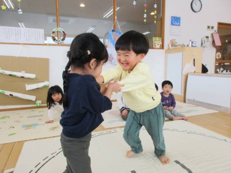 大きい組のお相撲を見て、たんぽぽさんも挑戦.はっけよいの構えから、のこった!で押し合う姿、必死に力を入れて押している顔、楽しくて嬉しそうな顔がとっても可愛いんですよ~♡もっといっぱい食べて強く大きくなっていこうね!