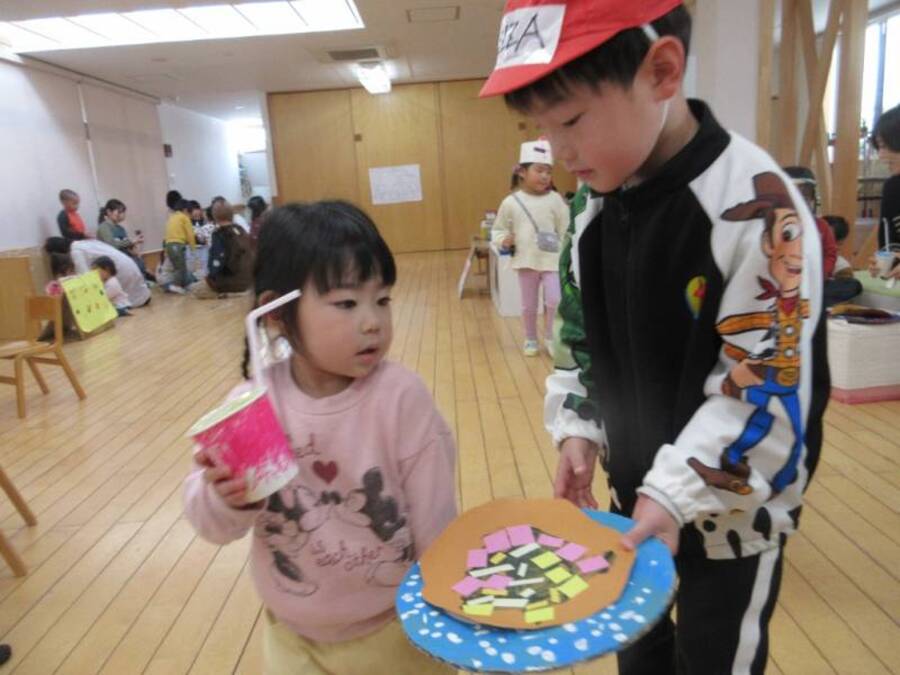 ばら組のいきものランドに続き、ゆり組・すみれ組さんのお店屋さんにも招待してもらいました。指さしや表情を汲み取ってくれて「これですか?」「お待たせしました」とお兄さんお姉さんから手厚いサービスをしてもらいました。優しくしてくれてありがとう。もう少し大きくなったら、お世話してあげられる側になれるかな~