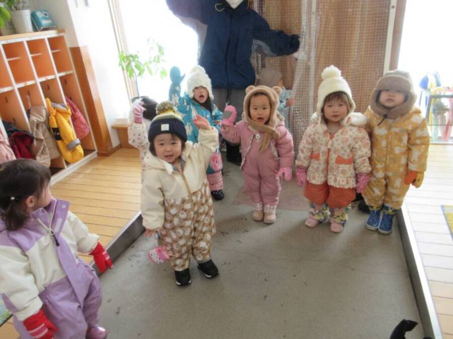 「ゆきあそびいってきまーーす」元気に出発です。今年はみんなが埋もれるんじゃないかと思うほど、たくさん雪が降りました。いつもの園庭が一面まっ白の登山です。築山からのそりにはまるお友だち、わざと倒れるのを楽しむお友だち、雪のアイス屋さんを開店するお友だち、雪かきに精を出すお友だち。それぞれの雪遊びを満喫しました。