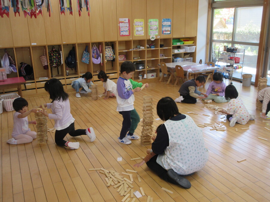 月に2,3回程、ばら組さんとのミックス2チームで分かれて(担任も)活動をする時間“ばらゆりタイム”をしています。ダンスやゲーム、制作など活動内容はいろいろです。活動のたびに、ばら組さんの姿を見ながら真似たり、ぼくわたしも頑張るぞ!といい刺激をもらったりしながら過ごしていますよ。そして、交流も増え、だんだんとばら組さんとも仲良くなってきています♡行事などでなかなかできないときもあるかもしれませんが、1年間続けていけたらいいなと思っています!