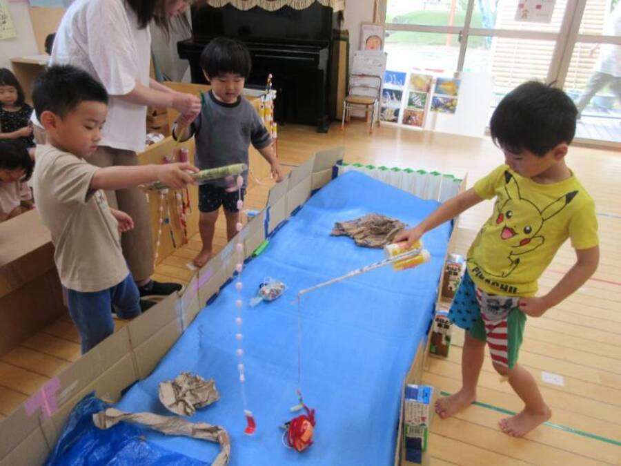 自由遊びの時間「みて~ウナギ釣れた!」「僕が先に釣るぞ!」とこわだりがつまったオリジナルの竿で魚釣りをしています。バケツいっぱいに釣る子や、お気に入りの魚に狙いを定めて釣る子など楽しみ方はいろいろです。 そして、海の隣には釣りたての海の幸をすぐ食べられるBBQ屋さんまであるんですよ♪「お客さんにもっと来てほしい」と他のクラスや先生に呼び掛け、店員さんたちは大忙しで焼いています(笑)小さいクラスのお友達に人気です。