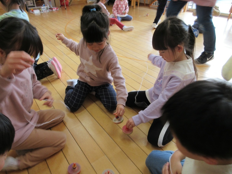 お年玉でもらったこまに好きな模様の色を塗ってMyこまが完成しました!出来上がって回し方を先生から教わると、早速挑戦!始めは手が引っ掛かってなかなかうまく回らなかったこまも練習を重ねていくと上手に回せるように♪「よし!勝負だ!」「頑張れー!!」こまへの声援が響くゆり組のお部屋でした☆