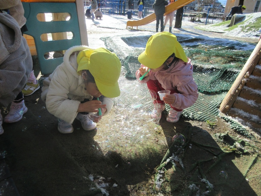 雪が凍っていたある日のこと、外でばら組さんがシャボン玉をしているところに「一緒にまーぜーて!」と遊びました♪雪の上にシャボン玉を出すとどうなるのかな?たくさんの玉がくっついて面白い形がたくさん出来ました!長く繋げてじっくりコツコツシャボン玉の道作りに励んでいました☆笑