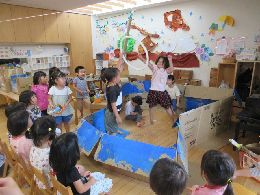「ゆりぐみ水族館開店でーす!!」毎日コツコツと水槽づくりや海の生き物づくりをしたり、イルカショーの動画をスクリーンで観て勉強したりしてきた子どもたち。図鑑を見て面白い!かわいい!と感じた生き物たちを作っているので、マニアックな生き物もたくさんいるんです(笑)チケットや招待状、看板も必要だと話し合いで決まり、準備をしてやっとこの日を迎えました!!子どもたちは張り切って生き物の説明をしたり、お客さんを呼びこんだり大忙し。ゆり組の部屋がお客さんで満パンになるくらい大盛況でしたよ☆