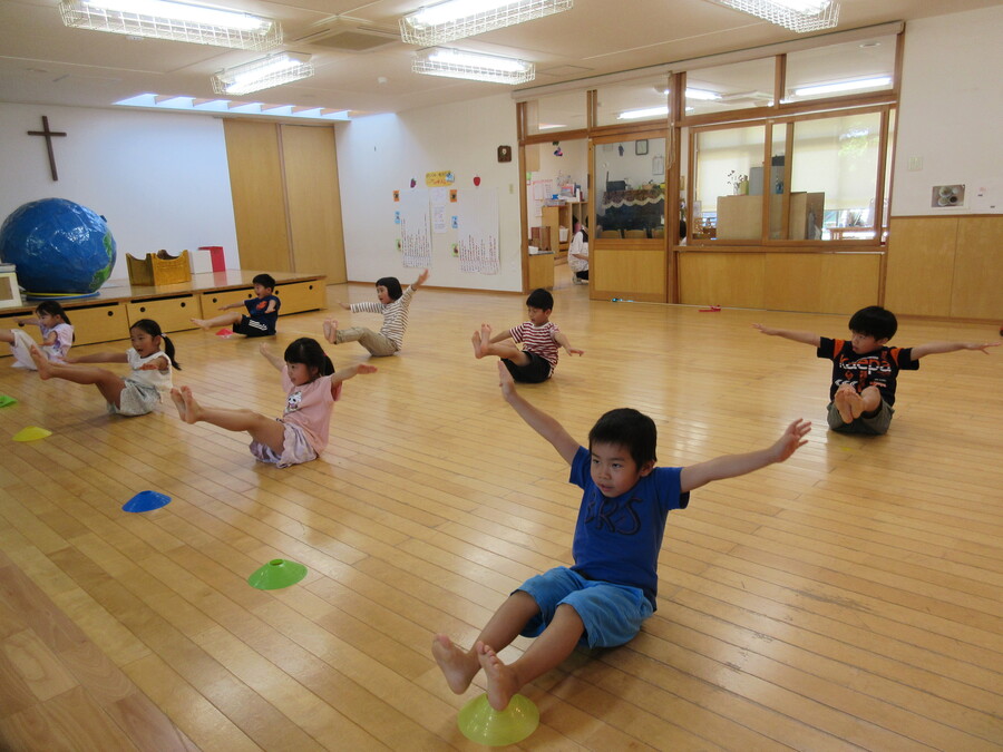 ばら組さんの「組体操」、手をまっすぐにする、掛け声は大きな声で、準備はすばやく、と頭で分かっていてもなかなか難しい…「アーチェリーの形のとこ、明日やりたいな。バランスとるのが難しいんだよ」「そうそう、ぼくも倒れそうになる」「私は手をこうしてるよ」とアドバイスし合う姿も見られます。正面からはみんなかっこよく決まった!と見えていても実は、子ども達は一瞬一瞬に力を込めて真剣に頑張っていることを思い、年長児らしい逞しさを感じています。