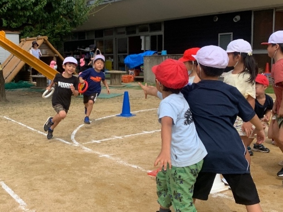 運動会の親子競技でもある「リレー」。毎日チーム編成を変えて、自分達で走る順番を決めて勝負しています。練習中、アンカーがゴールする前から負けたと諦めてしまっていたこともありましたが、今では最後まで勝負は分からない、最後まで友だちを精一杯応援する気持ちを持って取り組んでいます。初めての体育館練習では、広いコースを走ったので、いつも以上にみんないきいきと走っていました。当日も爽快に気持ちよく走り、充実感を味わってほしいです。