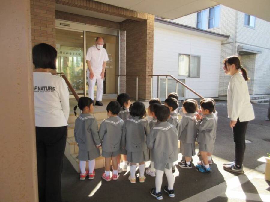 収穫感謝礼拝の後、みんなで持ち寄ったお野菜を持って、金子医院さんを訪問しました。お野菜と一緒に讃美歌と「いつもポンポンしてくれてありがとうございます。」と感謝の言葉もお伝えしてきました。神さまから頂いた恵みに感謝するだけでなく、地域の方にも感謝を伝えることができ、子どもたち、先生にとってとてもよい時間になりました。