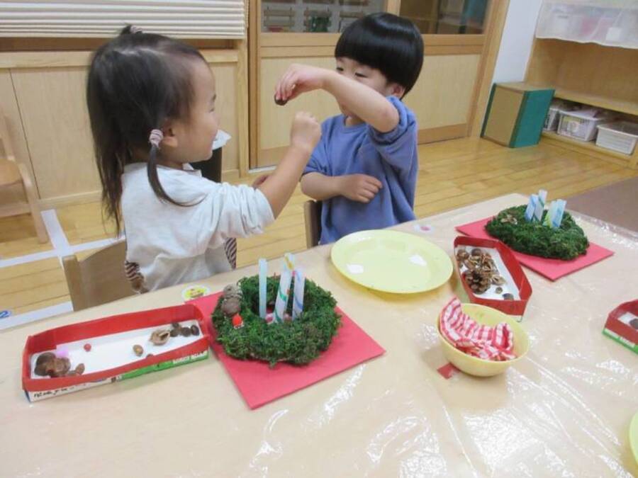 子どもたちが大好きな讃美歌「アドベントクランツに」。思わず口ずさんでしまうほど子どもたちはこの讃美歌が大好きです。そんなアドベントクランツを作りました。アドベントクランツを作りながらクリスマスを楽しみに待つ気持ちも高まりました♪