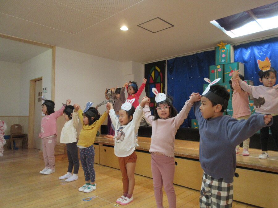 みんな大好き「てぶくろ」のお話。てぶくろの中にどんどんいろんな動物たちが入ってぎゅうぎゅうづめに。すみれ組の「てぶくろ」のお話にはあるスペシャルゲストがいるとかいないとか…。クリスマス礼拝当日楽しみにしていてください♪