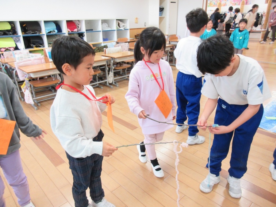 福光東部小学校1年生の皆さんから「秋のおもちゃまつり」に招待して頂きました。どんぐりごま、双六、迷路、魚釣りなど秋の自然物を使ったいろいろなコーナーで遊びました。 1年生から優しくやり方を教えてもらい、楽しく過ごしました。また、福光中部小学校の1年生の皆さんからは学校の楽しい場所や授業のことについてお手紙をもらいました。卒園生のお友だちが元気で学校になじんでいる姿は、もうすぐ1年生になる子ども達に安心感を与えたことと思います。