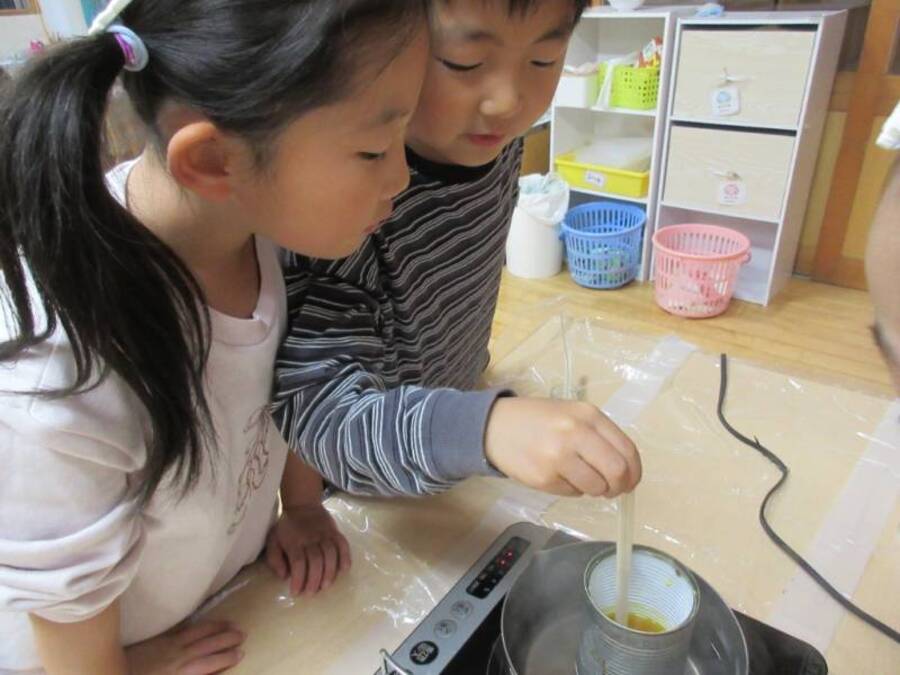 Honey&cottonの松本さんと一緒に蜜蝋キャンドルを作りました。蜜蝋ははちみつ色でとってもいい香りがしました。「食べられるんだよ」と聞いて、ちょっぴりかじってみたお友だちもいましたが、はちみつの味ではなかったみたいです。出来上がったキャンドルに点火してゆり組さんと一緒に讃美歌を歌ってクリスマスをお祝いしました。